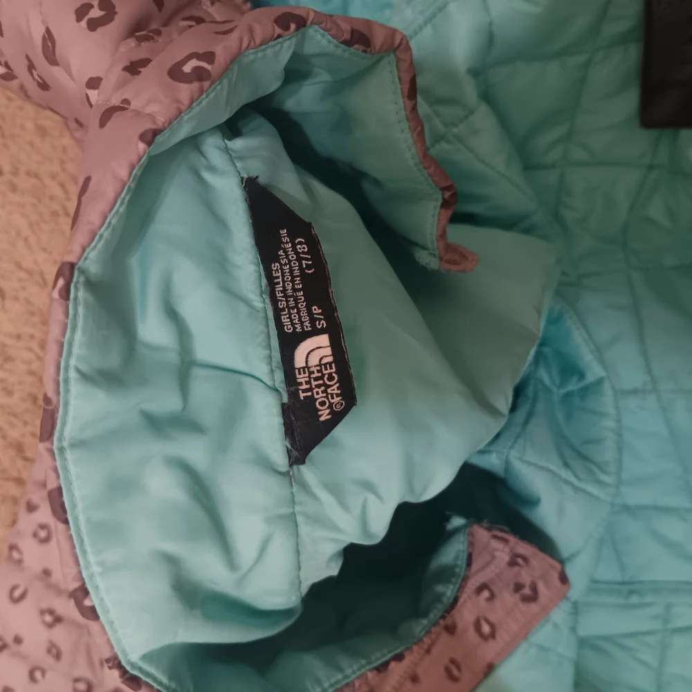 The North Face Gray Puffer Jacket with Floral Print and Stand-Up Collar - Picture 3 of 3